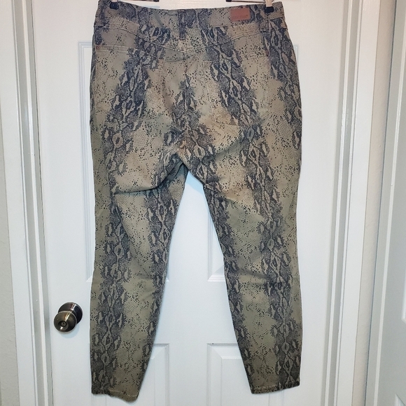 Judy Blue Sz 16W Skinny Mid Rise, Snake Skin Jeans - Picture 6 of 11